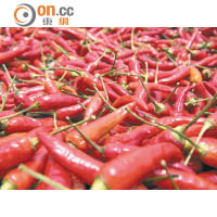 辣椒收成後，除供應旗下餐廳外，也會於農莊發售。