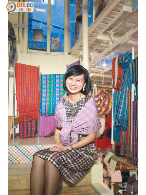 Quin笑言，沒想過一條圍巾，讓她帶領一群不丹婦女找到人生方向。