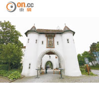 超過500年歷史的古城門，高達38米，雙城門設計很罕有。