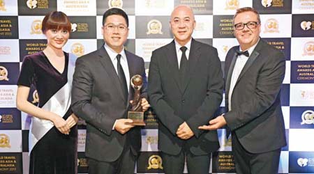 長隆集團副總裁蘇展鵬先生（左二）與長隆橫琴灣酒店總經理梁詩博先生（右二）接過2015亞洲領先主題酒店獎。