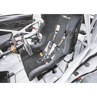 配備六點式安全帶的單座位賽車專用桶椅，能緊緊包實駕駛者。
