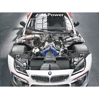 585hp強悍馬力來自這台4.4L V8 TwinPower渦輪增壓引擎。