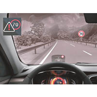 預載的交通標誌辨識功能，會提示駕駛者超速。