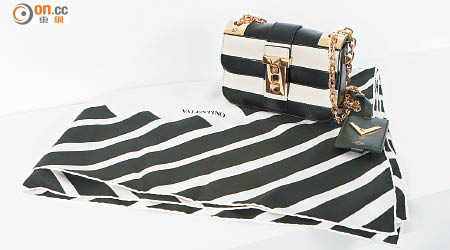 黑白條子手袋<br>$21,900<br>黑白條子絲巾<br>$13,500