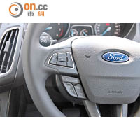 可藉三幅式多功能軚環上設的按鍵，控制車上設備。