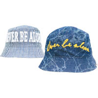 （左）藍白條子拼「Never Be Alone」刺繡Bucket Hat $399、（右）藍色丹寧布扎染印花拼「Never Be Alone」刺繡Bucket Hat $399