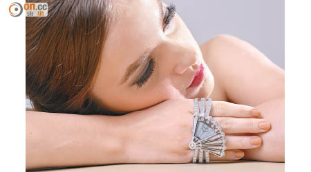 HEURE DISCRÈTE 18K白金鑽石腕錶，鑲有429顆圓形切割鑽石，總重約14.7卡。