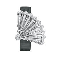 HEURE DISCRÈTE 18K白金鑽石腕錶，配襯黑色手工縫製緞面錶帶。鑲有306顆圓形切割鑽石，總重約3.6卡。
