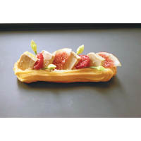 Éclair Figs and Foie Gras $88（b）<br>用上新鮮無花果和樹莓，搭配香滑的鵝肝醬當夾心，與鬆脆的泡芙同吃，清甜甘美。