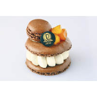 Macaron de Reve Poire Belle Hélène $58（d）<br>以馬卡龍造型重新演繹法國傳統糕點Poire Belle Hélène，在鬆脆的朱古力餅中夾有手打的軟滑梨子慕絲，加上香甜的焦糖梨子，口感特別豐富。