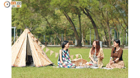 （左起）Zoe、Trish與Kathy均熱愛野餐，並嘗試引入外國的野餐文化。圖中的三文治營帳可供租用，三天兩夜費用為$800。