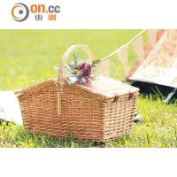 野餐籃是不可或缺的裝備，加束小乾花作點綴，更加有Feel！