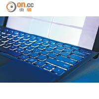 背光鍵盤方便於低光環境下打字。