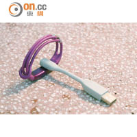 UP2提供專用USB充電線，利用磁力吸附。