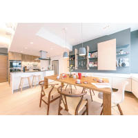 廚房採用開放式設計，屋主可以一邊煮食，一邊和客人交流下廚心得。