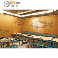 餐廳由香港設計師Paola Sinisterra及Ignacio Garcia設計，以盛載海鮮的傳統木箱為靈感，牆身採用胡桃木配本地海魚作飾，充分回應主題。