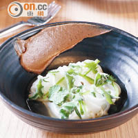 Cuttlefish Tagliatelle/ Shrimp Paste/Ficoide Leaves $130<br>新鮮墨魚煮至半熟再切成如意大利扁麵的形狀，伴以加入黑糖調味的蝦醬及爽口的冰菜及青椒絲，口感豐富。