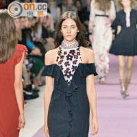 Giambattista Valli<br>露肩連身裙加入花卉元素及ruffles邊飾，浪漫又性感。