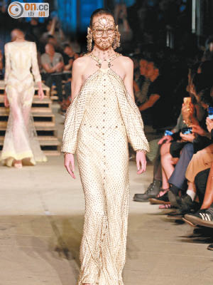 Givenchy<br>露肩X形剪裁連身裙突出鬆身的手袖，整條裙子綴有閃石，高貴優雅。