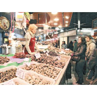 西班牙的市集雲集各種食品、鮮貨、乾貨等，逛市集是接觸當地人的大好機會。