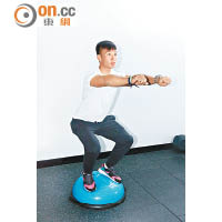 除了傳統的器械健身，工具不斷推陳出新，近年流行的BOSU（平衡球）有助訓練協調性和核心肌群。