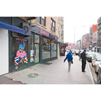 一直居於紐約的Bradley，2001年當上街頭藝術家，自此便把蘇豪區街頭當成畫布。