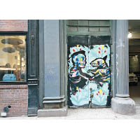 圖為Bradley於去年9月在紐約蘇豪區繪畫的街頭畫，主角是Marc Jacobs及其飼養的愛犬。