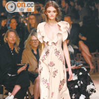 Alexander McQueen <br>花卉連身裙在領位及袖位飾有荷葉邊，散發宮廷式的浪漫。