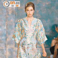 Tory Burch <br>連身裙採用絲綢物料，以閃線突出花卉圖案，充滿高貴美。