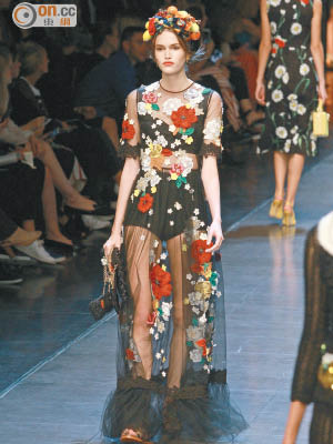 Dolce & Gabbana <br>黑色透視連身裙布滿層層疊疊的花卉，如同落在空中，浪漫滿分。