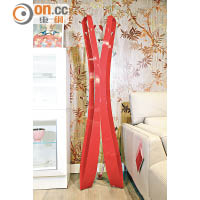 Valdo Coat Hanger<br>全紅色鋼鐵製衣帽架，型格實用，可作藝術品擺放。$6,200