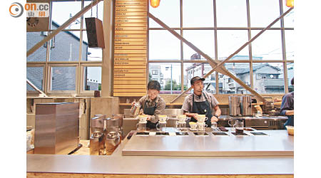 來自三藩市的精品咖啡店Blue Bottle Coffee藏身舊貨倉中，深受日本潮人、文青歡迎。