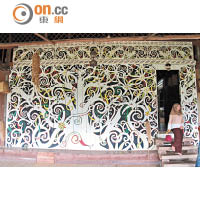 Orang Ulu族的長屋有一幅大壁畫，正好讓你認識沙撈越部族的獨特美學。