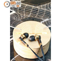 同廠新推出的入耳式耳機ME05，8mm動圈單元的振膜表面鍍上一層鈦金屬，音色通透。售價：$1,680