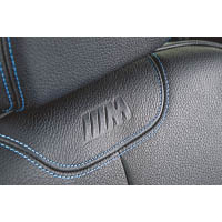 前座椅背壓上BMW M廠徽，凸顯其高性能身份。