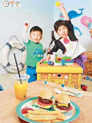 Kids Burger with Fries $88<br>簡單的牛肉漢堡扒配芝士和番茄，棄用一般小朋友討厭的刺激性食材如洋葱或香草，小朋友自然食得開懷。