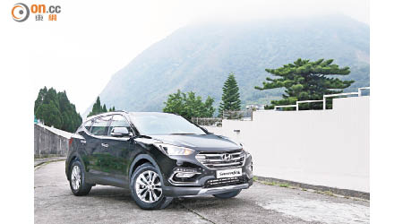 Hyundai Santa Fe Premium售價：$358,000<br>Santa Fe新設計的銳利頭燈組，配合LED日間行車燈及菱形鬼面罩，相當悅目。