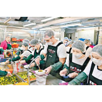 宜家家居的香港區總經理Patrik Lindvall與員工一同到「惜食堂」位於深水埗的廚房製作飯盒。