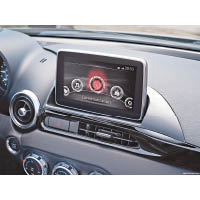 中控台頂的7吋輕觸式屏幕，對應車上多媒體系統。