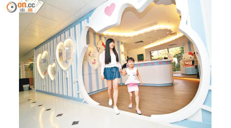 「Hello Kitty健康中心」的正門以吉蒂貓的標誌性頭形作門框。