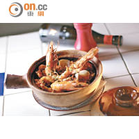 Seafood Paella $198/兩人用<br>先把西班牙米與豬腩肉炒香，再加入Sofrito洋葱番茄醬、番荽蓉和自家製海鮮湯，最後才與大蝦和白酒煮蜆一同放入煲仔奉客，材料十分豐富，且鮮甜濃郁。