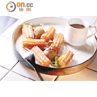 Churros $68<br>經典的西班牙甜品，金黃酥脆，可以蘸上甜度適中的朱古力醬，或伴Espresso口味的雪糕品嘗，冰火口感，過癮！