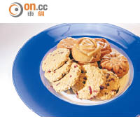 Cranberry Oatmeal Cookies $10、Carrot Muffin $16 <br>自家製的西式糕餅均是低糖高纖款式，以黃糖取代白沙糖，不少還加入了乾果、原片燕麥和堅果等，味道輕甜且口感十足。