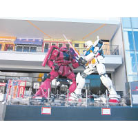 Gundam Square門前擺放了高5米的高達和紅彗星模型，不少動漫迷專程到來朝聖。
