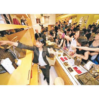 今年中國消費者買走全球約46%的奢侈品，當中78%的奢侈品消費發生在境外，消費外流形勢嚴重。