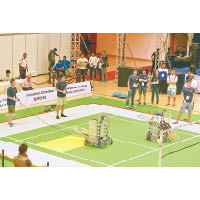 同學在比賽中操控機械人，在球場上切磋羽毛球技巧。