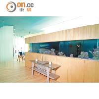 餐廳中央設有巨型的熱帶魚缸，兩旁VIP房的客人可以一邊觀賞、一邊品嘗美食。