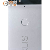 Nexus 6P的指紋感應器位於機背，用食指解鎖都幾就手。
