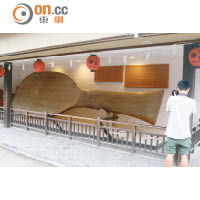 世界最大飯杓長7.7米，重2.5噸，真不知要用多大的飯桶相配。
