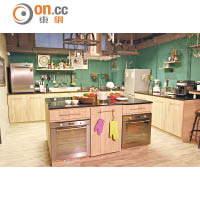 全新的Rent-A-Kitchen大廚房，設備齊全且具舒適空間，讓一大班朋友自在烹飪。